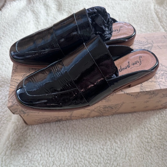 Free People Women’s At Ease Loafer Black Patent Mules 37/7 - Picture 2 of 4